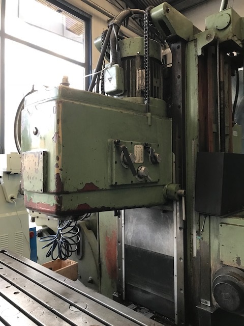 Fresadora de bancada con cabezal alesador