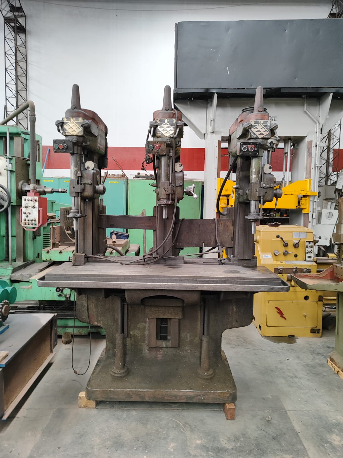 Agujereadora de Cabezal Múltiple