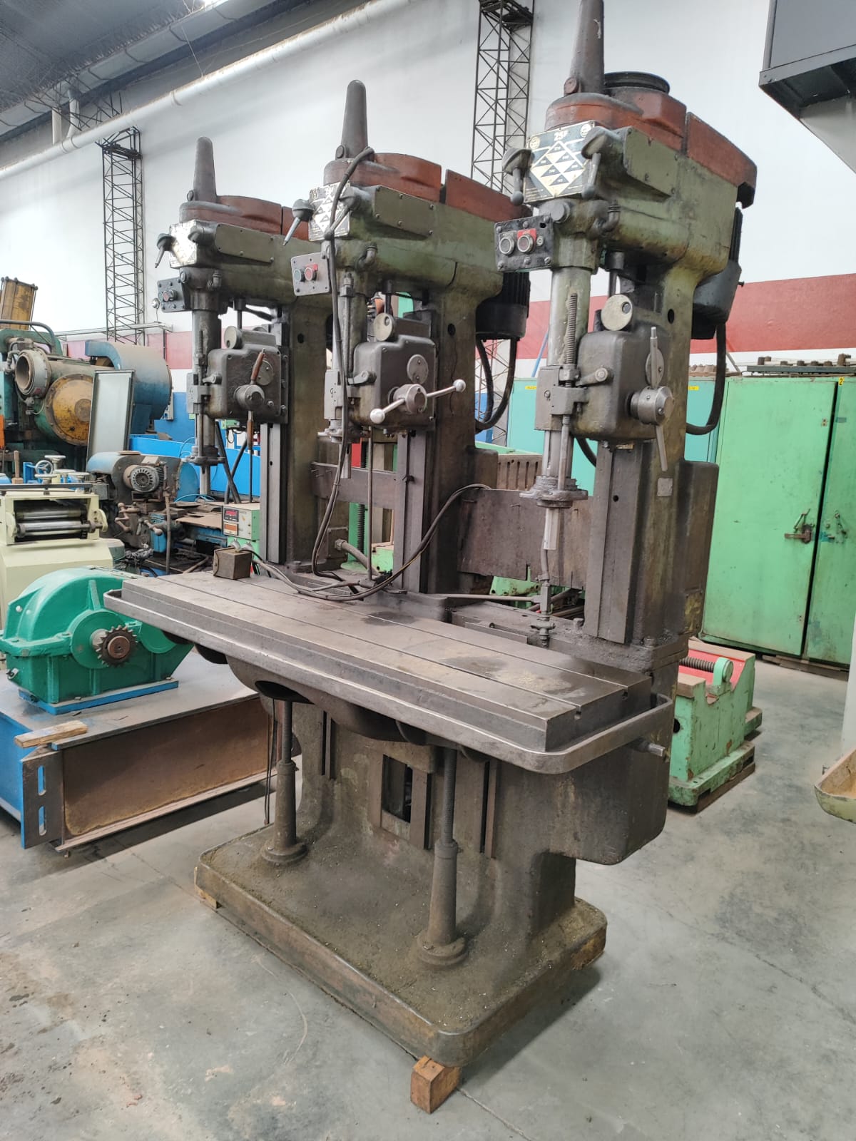 Agujereadora de Cabezal Múltiple